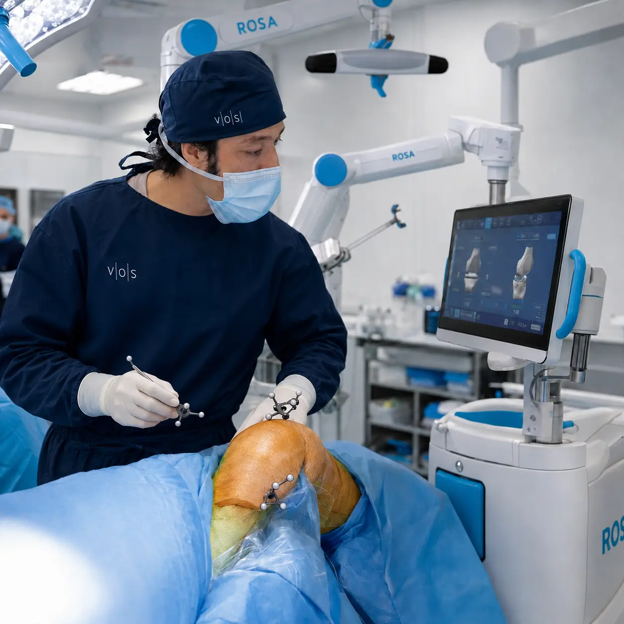 Dr. José García utilizando el sistema ROSA durante una cirugía de rodilla